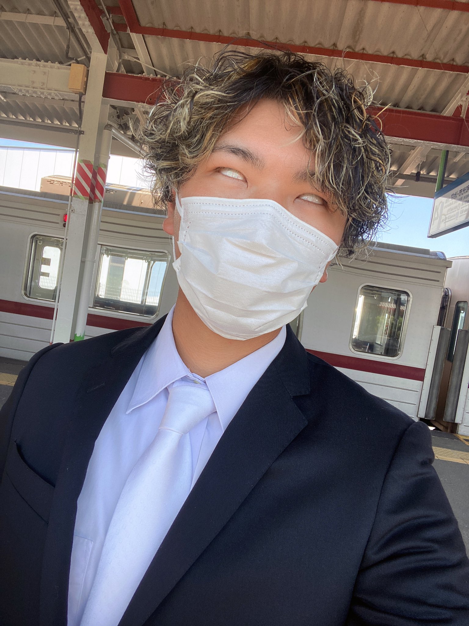 綾 友達の結婚式で普段着ないスーツ そして暑すぎ 死ぬ 電車 死ぬ T Co 2z1a8doowf Twitter