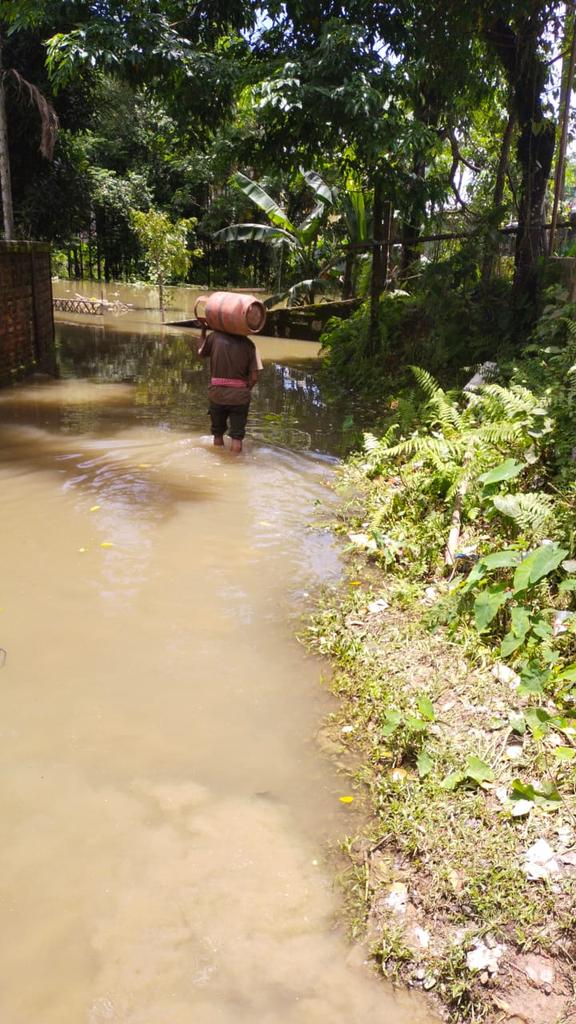 Our heart goes out to the people suffering from floods in &amp; around Silchar..

<a href="/IndianOilcl/">Indian Oil Corp Ltd</a> ensuring availability of energy - Come Hell or High Water !!  #LPG 
#PehleIndianPhirOil