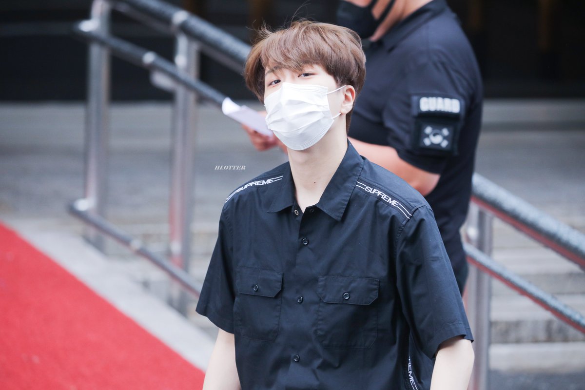 h10tterrr's tweet photo. 220624 뮤직뱅크 출근길 

팬들 만나서 붕방방 신난 슈가 왕자님 💚 눈만 보여도 빛나는 미모‼️ 😭😭

 #영재 #Youngjae #YOUNGJAE_SUGAR https://t.co/1noipFZXsS