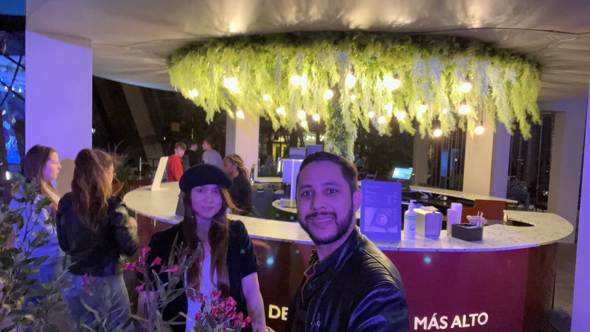 maca_moal's tweet photo. May 25/2022 #Paris 11:00 PM. Entre lágrimas y mucha emoción, con los nervios entre mi ser, dije: Sí. Todos los días me pregunto, que hice tan bien para merecer a alguien como tú. Me siento muy bendecida con tu amor, tu compañía, y tu eterna sonrisa. @JesusTweets_21 Te amo https://t.co/peiF1afPN0