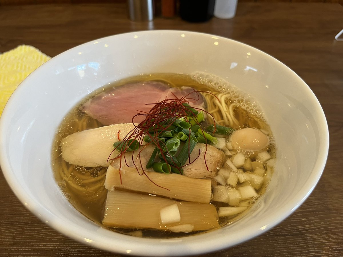 Ramenoki's tweet photo. 実垂穂（名古屋市名東区）
塩（上）を注文。��彩豊かで丁寧に盛り付けられた具材たちが食欲をそそる。柔らかな魚介の香りと旨味を口の中に感じつつ、プチプチ食感の麺を啜る。肉は3種類で、旨味たっぷりな焼豚とほろほろ柔らか焼豚、そして淡白ながら食べ応えのある鶏肉と贅沢三昧。具材の拘り◎。🅿️有 https://t.co/pHMa1WgwVN