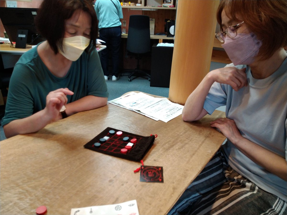 gamers_areana's tweet photo. マルブランシェ　Malebranche　はバネストさんから日本語訳付きで発売されるそうです。まだ日本に届いていないのでもうしばらくですね。発売されたらお知らせします。お楽しみに。
写真は先にいただいた作者分です。袋がゲームボードになってるんですね。 https://t.co/XaqwZhXYb3