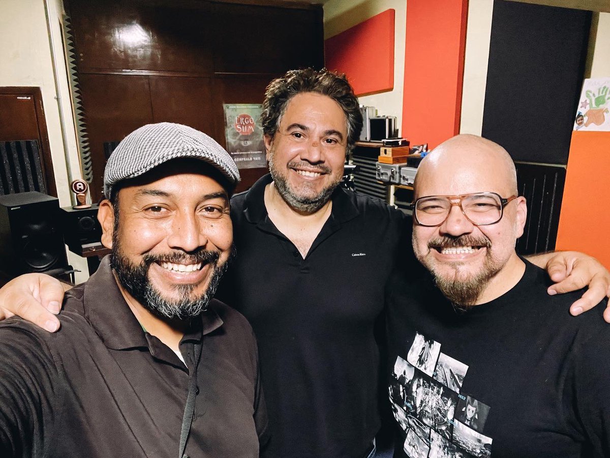BlackBravos's tweet photo. Hoy nos reactivamos en el estudio para darle los pincelazos finales a ‘Las Mulas’, canción que denuncia al feminicida de la pequeña Dayanara, en Navolato, Sinaloa. #Culiacán #NiUnaMás https://t.co/4ZJxk1hgvr