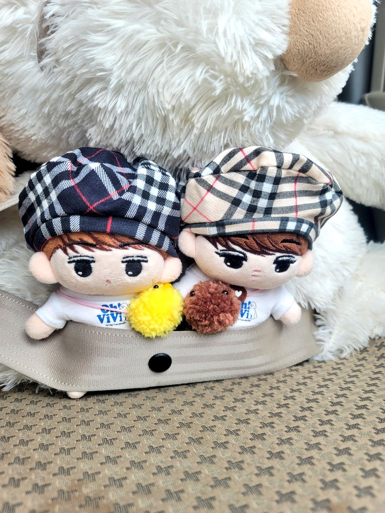 keeptryingakira's tweet photo. 「ばぁばへのお荷物はぼくたちがまもる!✧(*•̀ᴗ•́*)و ̑̑✧」
って……😅
ちょっと走ったらぐたぐたじゃないのよ🤣🤣🤣
ちゃんとチャイルドシートしなさい。
はーい٩( ´ᴗ` )( ´ᴗ` )۶
#exodoll #kaidoll #KAI #sehundoll #SEHUN #카이인형 #키이 #세훈인형 #세훈 #ぬい撮り #ぬいと暮らす365日 https://t.co/1GIbjKnHqx