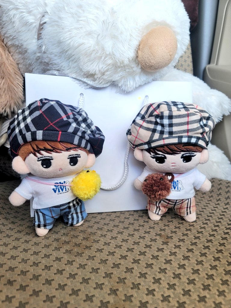 keeptryingakira's tweet photo. 「ばぁばへのお荷物はぼくたちがまもる!✧(*•̀ᴗ•́*)و ̑̑✧」
って……😅
ちょっと走ったらぐたぐたじゃないのよ🤣🤣🤣
ちゃんとチャイルドシートしなさい。
はーい٩( ´ᴗ` )( ´ᴗ` )۶
#exodoll #kaidoll #KAI #sehundoll #SEHUN #카이인형 #키이 #세훈인형 #세훈 #ぬい撮り #ぬいと暮らす365日 https://t.co/1GIbjKnHqx