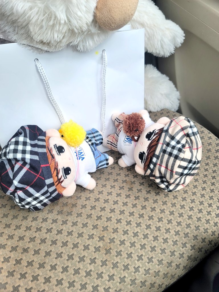 keeptryingakira's tweet photo. 「ばぁばへのお荷物はぼくたちがまもる!✧(*•̀ᴗ•́*)و ̑̑✧」
って……😅
ちょっと走ったらぐたぐたじゃないのよ🤣🤣🤣
ちゃんとチャイルドシートしなさい。
はーい٩( ´ᴗ` )( ´ᴗ` )۶
#exodoll #kaidoll #KAI #sehundoll #SEHUN #카이인형 #키이 #세훈인형 #세훈 #ぬい撮り #ぬいと暮らす365日 https://t.co/1GIbjKnHqx
