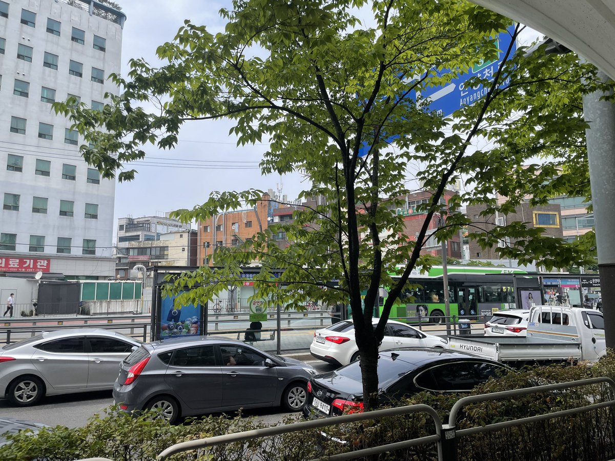 13:23 1루 매표소 앞 
슬로건 현장 수령 및 판매 도와드리겠습니다!!

고척돔 입구쪽 대로변 쪽 입니다
조심히 오세용 💙