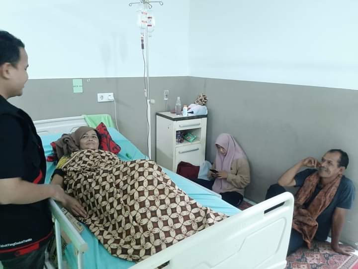rakan_tarmizi's tweet photo. Rakan Tarmizi, SP memjenguk Ibu Nuraini dari Gp. Seunebok Padang, Kec. Teunom Kab. Aceh Jaya di RS. Meuraxa.

Semoga Ibu Nuraini diberi kesembuhan segera oleh Allah SWT. Aamiin.
#AwakDroe
#YangKanaBekTabohYangGadohTamita
#PartaiAceh https://t.co/tYDjuepfhy