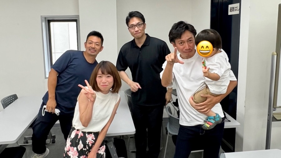 shinobuamagoshi's tweet photo. 今日は、社長の石松と副社長の平が個人投資家説明会でKabu Berry Lab in 名古屋に登壇。東海地区在住で完全リモートで働いているAyako.Sも子供を連れて応援に駆けつけてくれました！ https://t.co/cjt7jWZL5O