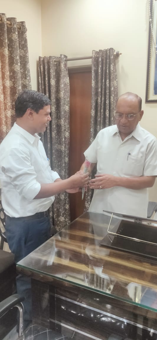 WorkshopAe's tweet photo. आज दिनांक 25/6/2022 माननीय विधायक अमृतपुर, श्री सुनील शाक्य जी, आवास पर मुलाकात कर परिवर्तक बदलने संबंधित कार्यों से अवगत कराया। https://t.co/jk7H5Oq3m2