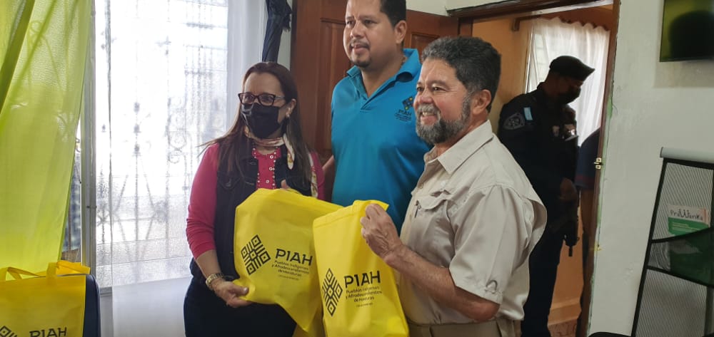 DeHondurasHN's tweet photo. En una gira a La Mosquitia organizada por Ayuda en Acción, la Ministra Doris García de la Secretaría de Asuntos de la Mujer y el Ministro de Seguridad Ramón Sabillón se reunieron con los proyectos #PRAWANKA, #PIAH, #YamniIwanka y #AbaUmalali. https://t.co/HCsWoYw6Lt
