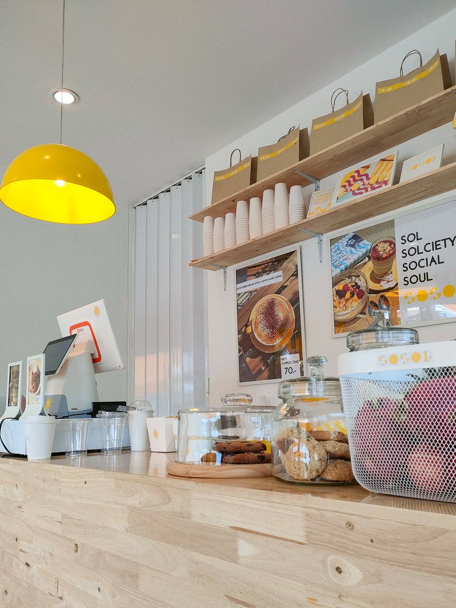 SOSOL cafe ☀️
คาเฟ่สัญชาติเดนมาร์ก ที่มีเสิร์ฟทั้งกาแฟ เครื่องดื่มสมูทตี้ แซนวิช และ ไรซ์โบล์ แถมยังมีเมนูทางเลือกสำหรับ vegetarian ให้เลือกทานอีกด้วย 🥦
- SoSo sandwich 🥪🍖
- Typical Tropical smoothie 🍍🥭🍌

📌พิกัด หัวหิน 102 

#aroii #อร่อยบอกต่อ #คาเฟ่หัวหิน