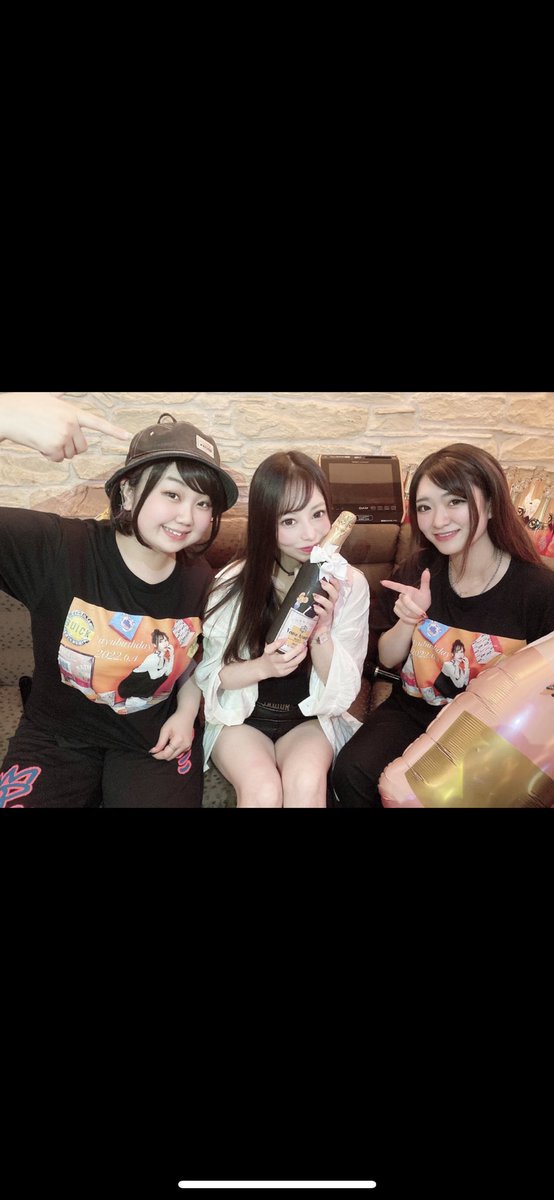 ayuminminminnie's tweet photo. たまおー！彼氏を作るにはどうしたら、、とたまに語る🤣
やばい時のSTAR夏と、カツオw
店内ビシャビシャな😂
しむけんです！しむから貰えるなんて🥲
可愛い可愛い姫ちゃん達より💜

#たまお #かつお #しむ #姫ちゃん

ハッシュタグの癖wwww https://t.co/F3HowEdSFQ