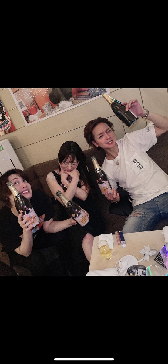 ayuminminminnie's tweet photo. たまおー！彼氏を作るにはどうしたら、、とたまに語る🤣
やばい時のSTAR夏と、カツオw
店内ビシャビシャな😂
しむけんです！しむから貰えるなんて🥲
可愛い可愛い姫ちゃん達より💜

#たまお #かつお #しむ #姫ちゃん

ハッシュタグの癖wwww https://t.co/F3HowEdSFQ
