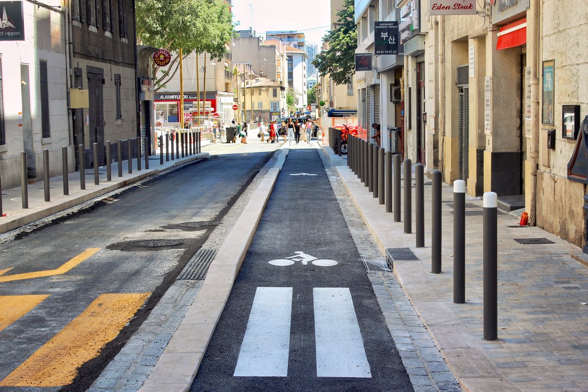 Mat_Grapeloup's tweet photo. Fraichement inaugurée, la nouvelle piste cyclable de Castellane a déjà percé sur les réseaux sociaux et fait parler d'elle de Tokyo à San Francisco. Saurez-vous deviner pourquoi ? #Marseille https://t.co/QTqitZFbmL