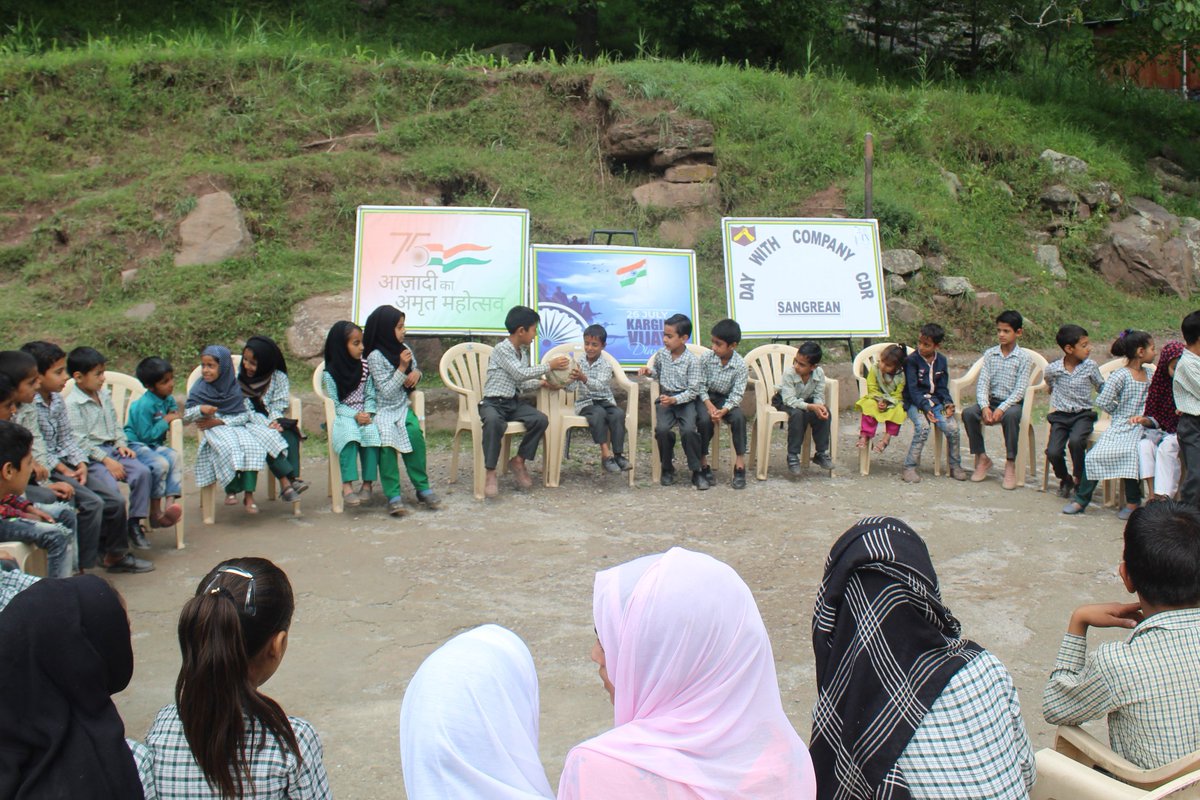 travelmaster26's tweet photo. #AzadiKaAmritMahotsav
As a run up to #KargilVijayDiwas a documentary movie screening was org for village school kids of Uri #Baramulla narrating heroic deeds of our legends #Kashmir #NayaKashmir #DaywithCoyCdr @adgpi
@proudhampur @NorthernComd_IA @ChinarcorpsIA @PRODefSrinagar https://t.co/iKAOMQgME1