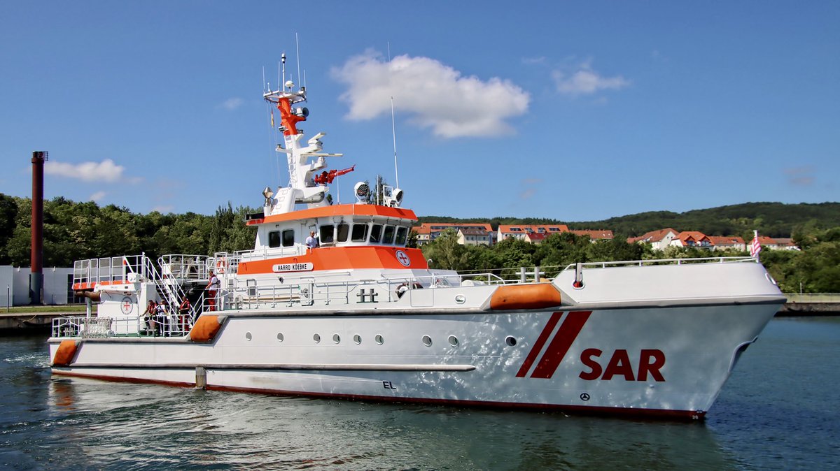 RickyGTS's tweet photo. #Seenotrettungskreuzer HARRO KOEBKE der #Seenotretter hat ganz hervorragende Aussichten mein #ShipOfTheWeek zu werden 😃 aber noch ist die Woche nicht um 🤓 #TeamSeenotretter in #Sassnitz https://t.co/MENnDP66c1