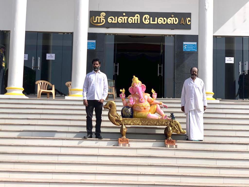 நம் கழகத்தின் பொதுச்செயலாளர் திராவிட தலைவர் அண்ணன் <a href="/TTVDhinakaran/">TTV Dhinakaran</a> அவர்களின் தலைமையில் நாளை நடக்க இருக்கும் செயல்வீரர் கூட்டம் நடக்கும் இடம் வள்ளி பேலஸை மண்டல பொறுப்பாளர் திரு. கரிகாலன் மற்றும் திருவள்ளூர் தெற்கு மாவட்ட செயலாளர் திரு.லக்கிமுருகன் அவர்களின் ஆணைக்கிணங்க (1/2)  #AMMK