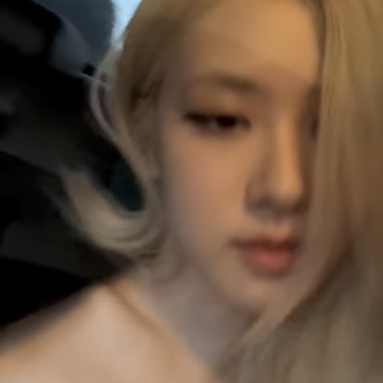 hourly rosé tweet media