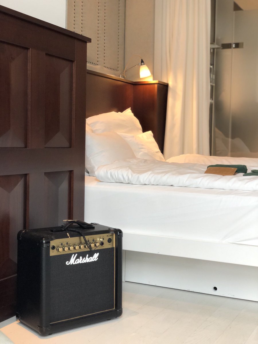 RudyHouque's tweet image. What a nice surprise !! #rubyhotels . I first though that was just a fancy way to display music, but I saw a bit too late that I was actually able to borrow a guitar 😎. Please keep the concept see you soon.
