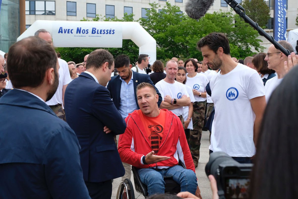 Les <a href="/Armees_Gouv/">Ministère des Armées et des Anciens combattants</a> ne laissent personne au bord du chemin. En ce 25 juin, près de 163 ans après la bataille de Solférino, je rends hommage à nos blessés, à leurs proches et à leurs familles. À chacun, la France doit : accompagnement, solidarité et immense gratitude. #AvecNosBlessés