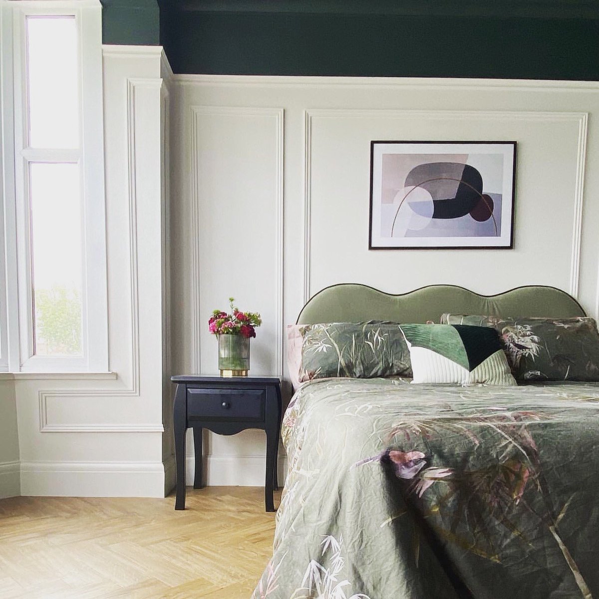 victorycolours's tweet photo. Thanks to @ourbeechterrace for this lovely bedroom image with the ceiling painted in our very dark green Katniss 💚 #victorycolours #katniss #bedroominspo #bedroomgoals #ecopaint #darkceiling #reno #ecodecorating #ihavethisthingwithgreen https://t.co/MvSUptV1BZ