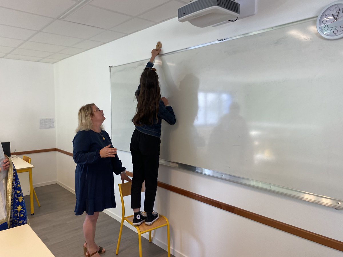 stephan_gouraud's tweet photo. Bénédiction des nouveaux locaux de Notre-Dame-de-La-Clarté à Baud. 
8 classes nouvelles pour les collégiens, et danse bretonne de joie des élèves de la classe danse. https://t.co/FODmUtMYl7