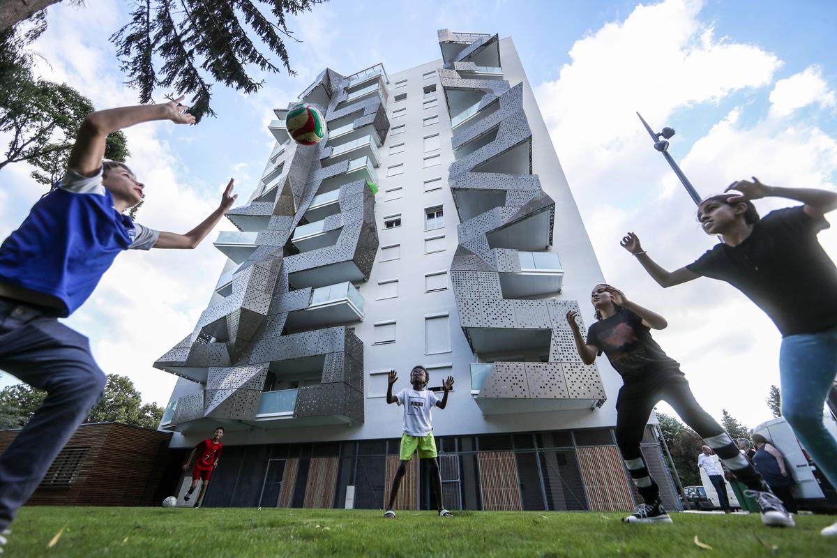Pau : la tour des Fleurs rénovée, première inauguration d’une longue série au quartier Saragosse sudouest.fr/pyrenees-atlan…