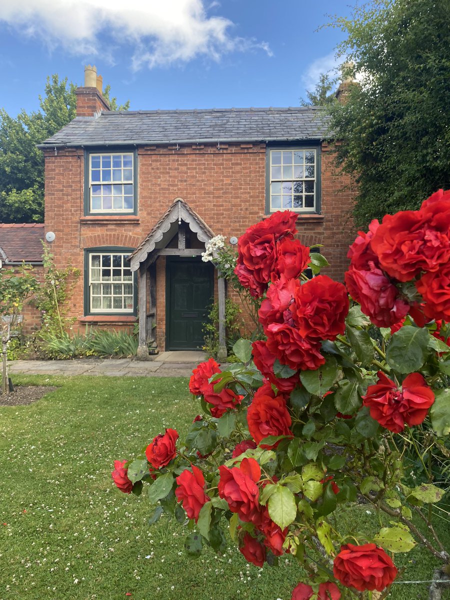 The roses are in bloom around #Elgar’s birthplace and look so beautiful 🌹 We would love to see your photos of the garden in full swing! 

#gardening #roses #SaturdayMotivation 

📸 Amy Forster-Smith
