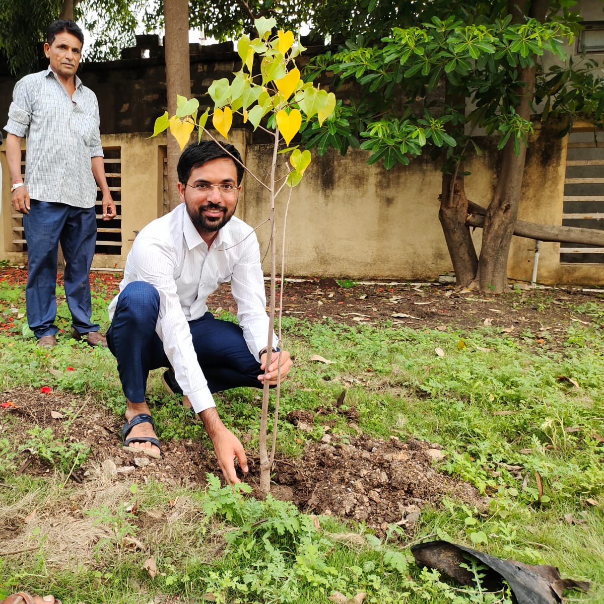 ગીર ગઢડા તાલુકામાંથી વિદાય વેળાએ કચેરીમાં  વૃક્ષારોપણ કર્યું, સૌનો સ્નેહ સહકાર બદલ આભાર🙏🏻 <a href="/sdmuna123/">SDM & ER0 93 UNA</a> <a href="/collectorgirsom/">Collector Gir Somnath</a>
