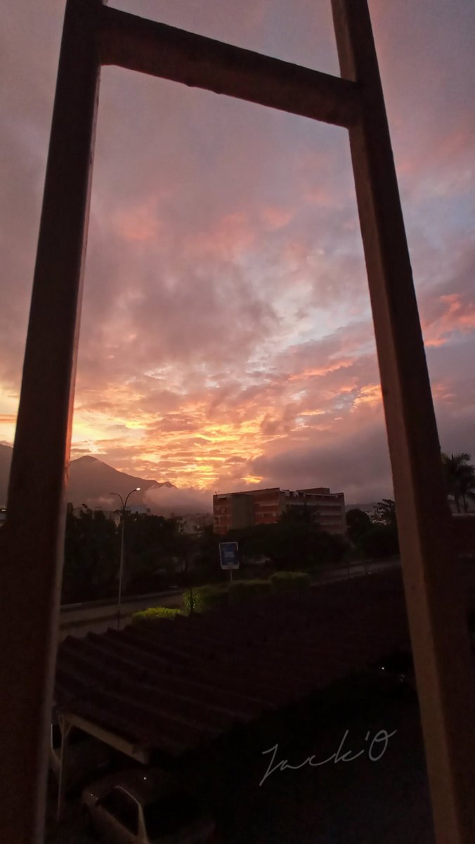 Jack_O79's tweet photo. GM/BD para todos, con esté amanecer les deseo la mejor de las vibras en su fin de semana !! #photooftheday #fotografia #CryptoCommunity #NFTCommumity #NFTLAT https://t.co/ITuakfYrl0