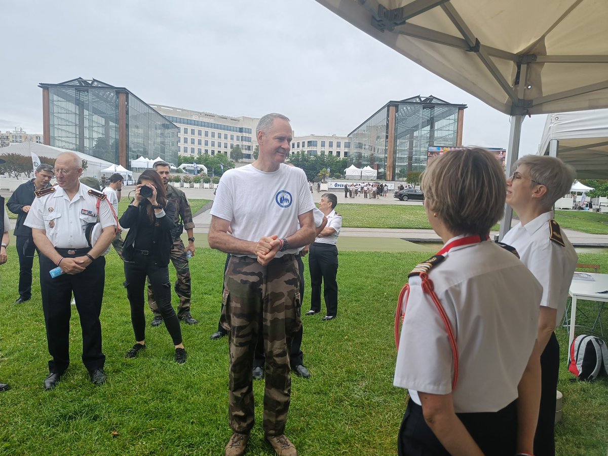 #EnDirect de l'opération #AvecNosBlessés | Le chef d'état-major des #armées Thierry Burkhard et le chef d'état-major de l'<a href="/armeedeterre/">Armée de Terre</a> Pierre Schill sont venus à la rencontre des personnels de l'hôpital #Percy qui arment le stand du #SSA.
 #SolidaritéDéfense