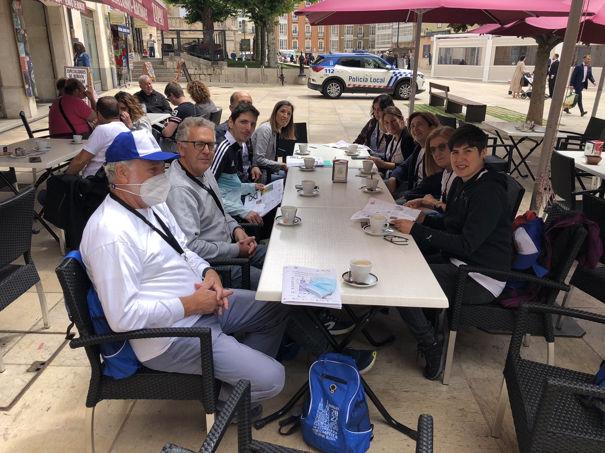 #IVOMNABurgos2022 Mientras los chicos hacen la prueba los profes reponemos fuerzas (y estrechamos lazos de unión entre comunidades)