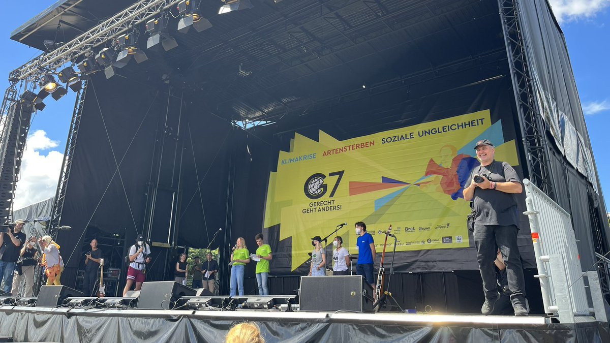 „Exit fossils, enter peace“ - fordert die Greenpeace Jugend bei der #G7 Demo   #gerechtgehtanders auf der Münchner Theresienwiese. Ab 13 Uhr ziehen die Demonstrierenden zum Sendlinger Tor und wieder zurück. <a href="/BR24/">BR24</a>