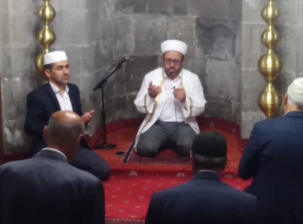 bitlisulucami's tweet photo. Geleneksel olarak devam eden haftalık hatim duası programını, bugün öğle namazından sonra tarihi #bitlisulucami'de cemaatimizin katılımıyla gerçekleştirdik.
@BitlisValiligi @IsliyenDr @bitlismuftulugu @EceMuhammet @Hasan3076882795 https://t.co/ssG8nnTbKi