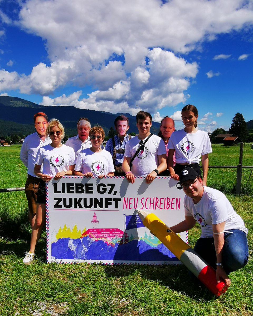 SDemmelhuber's tweet photo. Das Bündnis @ONEDeutschland fordert die #G7-Länder auf, Antworten auf globale Krisen wie Pandemien, Klima und Hunger zu finden. Heute Abend soll deshalb die Sprungschanze in #Garmisch-Partenkirchen u.a. mit den Portraits der Gipfelteilnehmer angestrahlt werden. #G7GER https://t.co/5GOFHOplg8