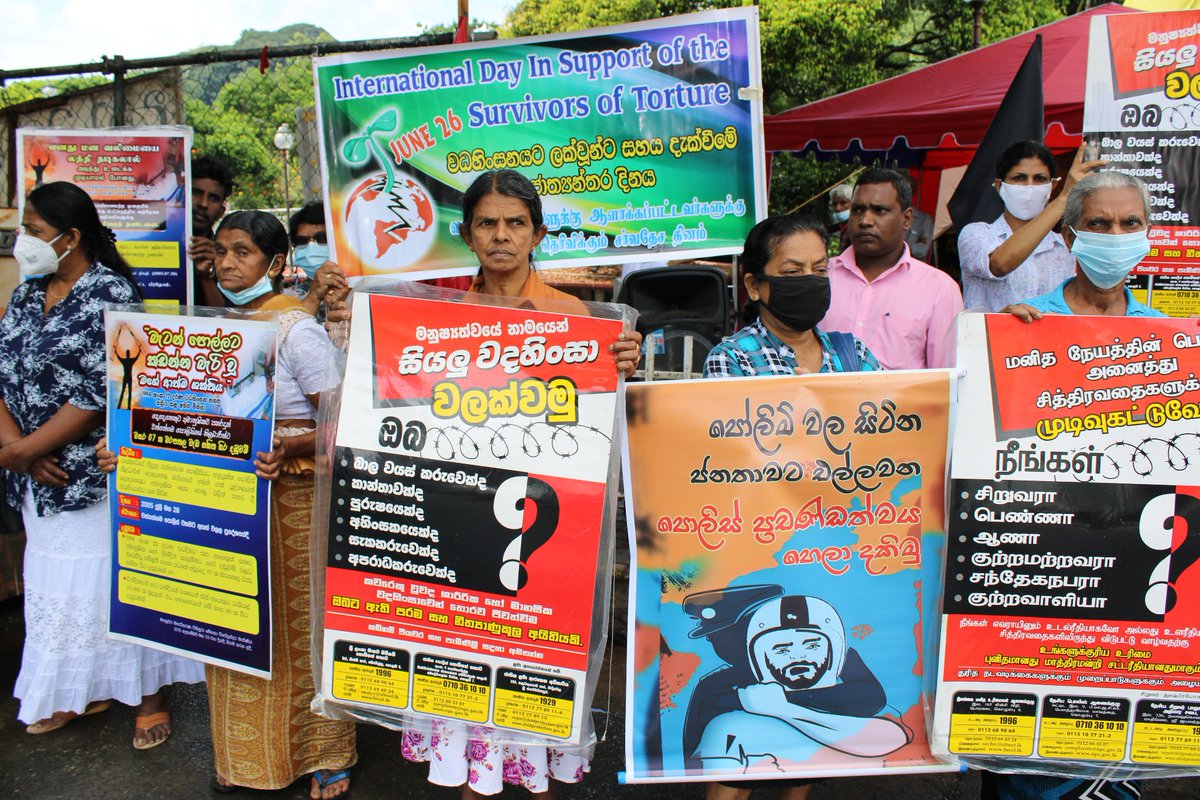 vikalpavoices's tweet photo. එළඹෙන ජූනි 26 දිනට යෙදී තිබෙන 'වධහිංසාවට ලක්වූවන්ට සහය දැක්වීමේ ජාත්‍යන්තර දිනයට' සමගාමීව මහනුවර මානව හිමිකම් කාර්යාලය විසින් සංවිධානය කර තිබූ නිහඩ විරෝධතාවක් අද(25) #Kandy #GotaGoGama  දී ට පැවැත්විය. https://t.co/qxQ07O0pYl