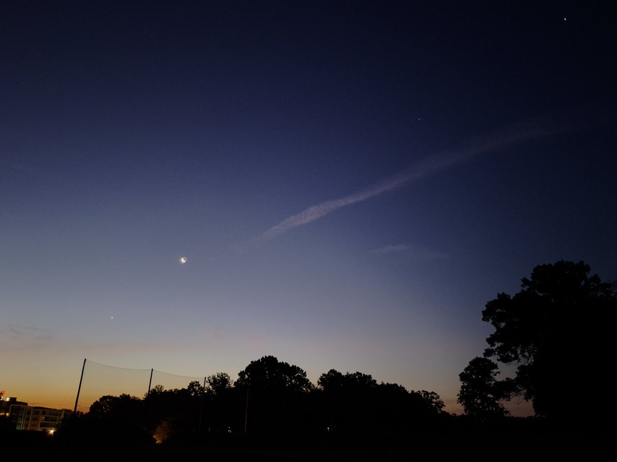 burtonwc's tweet photo. 5 solar system objects as seen from Reston National GC this morning: from upper right Jupiter, Mars, Moon, Venus, and Mercury—the last a very faint dot above the vertical in the Reston Station skyline. ⁦@capitalweather⁩ https://t.co/5gvv5ZMHRc