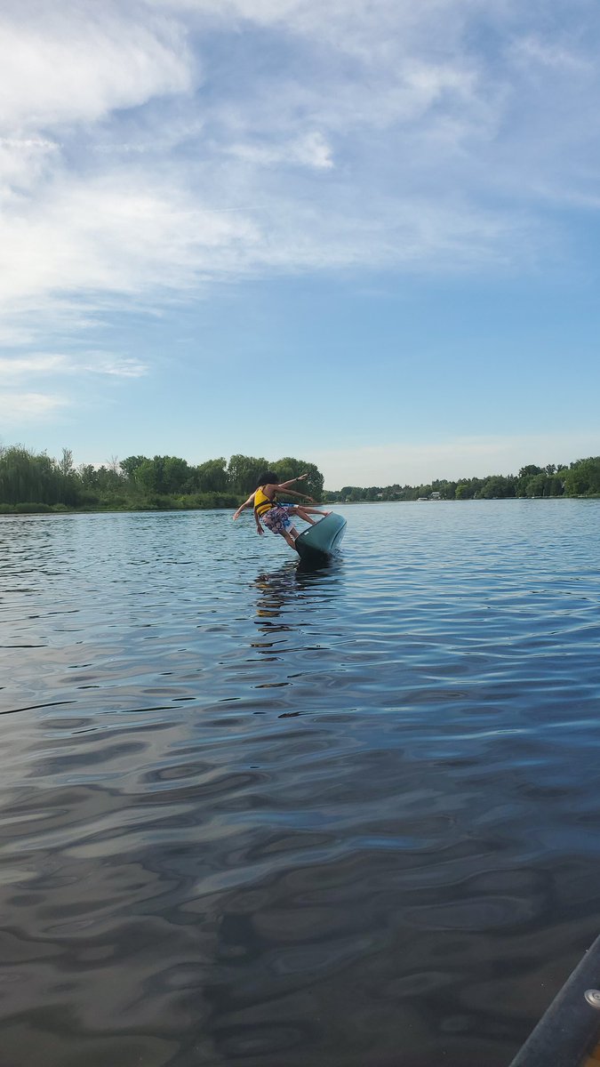 Quelle façon de conclure l'année <a href="/Epaulards_PS/">Épaulards PS</a>, les vacances commencent demain pour nous! On a même arreté pour une crème glacée sur l'eau! Merci beaucoup à <a href="/BdDesloges/">École secondaire catholique Béatrice-Desloges</a> pour les canôts! <a href="/cclapalme/">Christian Lapalme</a> <a href="/ecolecatholique/">CECCE</a>