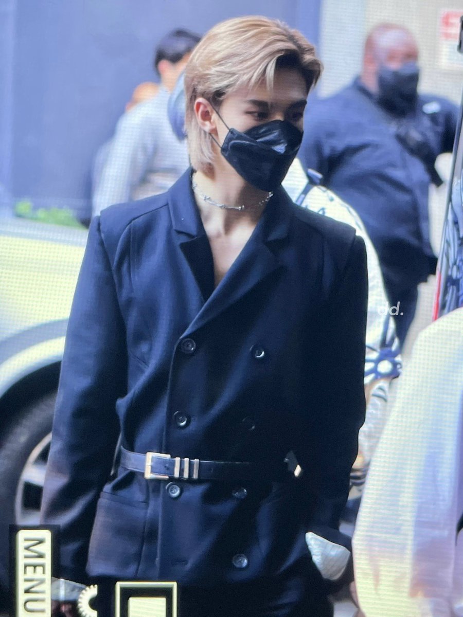 hyunjinie320's tweet photo. HYUNJIN IS WALKING ON THE STREETS OF NEW YORK LIKE ITS A RUNWAY OH MY GOD https://t.co/wREX96JCa6