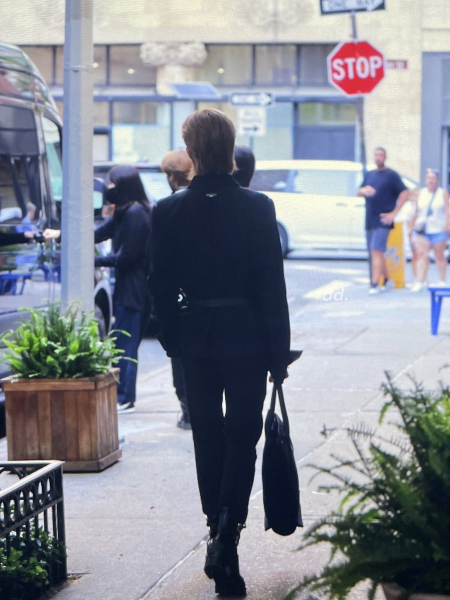 hyunjinie320's tweet photo. HYUNJIN IS WALKING ON THE STREETS OF NEW YORK LIKE ITS A RUNWAY OH MY GOD https://t.co/wREX96JCa6