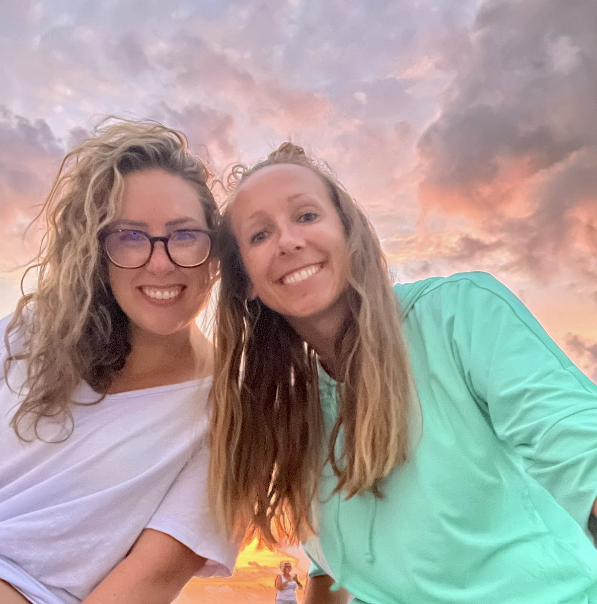 tera1405's tweet photo. @keeks_xo has never seen Top Gun! 😳 needless to say we corrected that after this beautiful sunset! Perfect end to a pretty great day!🏝😋 https://t.co/A6wSFCUyei