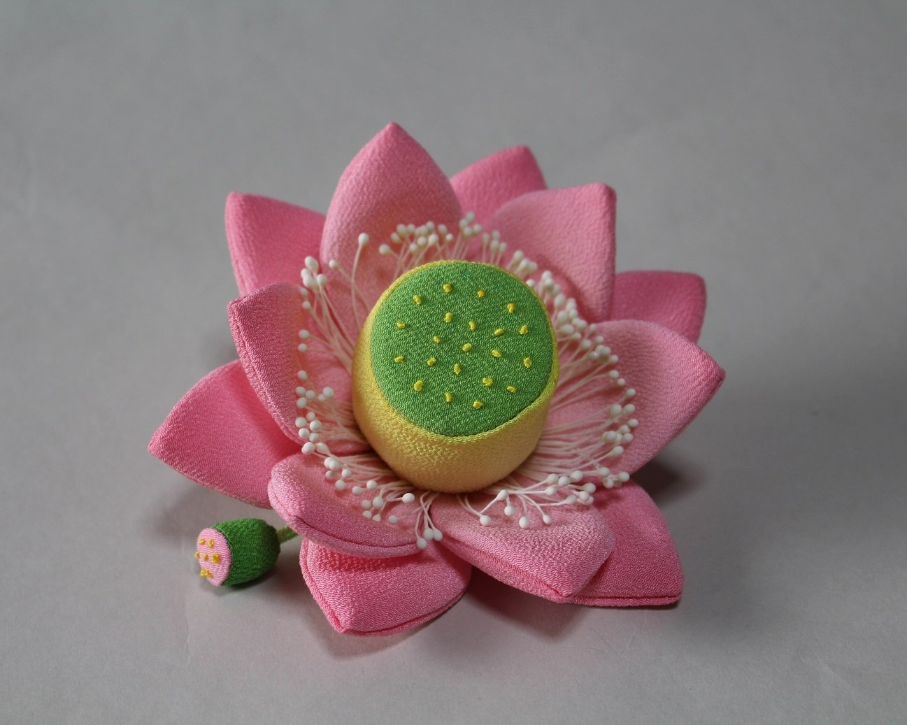 大きな蓮の花ちりめん細工 mqdefault.jpg