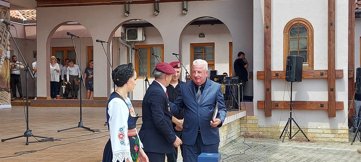 JelenaMKandic's tweet photo. Poštovana @BUKAiSu,
Specijalni izaslanik @predsednikrs, #MiloradVeljović zajedno sa generalom-pukovnikom policije i komandantom #žandarmerija #GoranRadosavljević #Guri primaju plakete od #63pdb #VojskaSrbije @mo_i_vs na #VidovdanskiSusreti veterana u #Guča #Dragačevo #Srbija🇷🇸. https://t.co/h3BATVsXQf