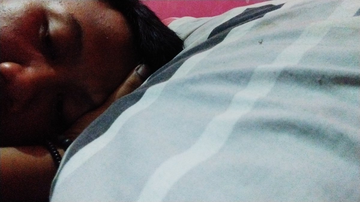 pratama0_'s tweet photo. Hari ini, keadaan memaksaku untuk bungkam.. 😔
Selalu di bingungkan dengan kondisi di mna, ga bisa ngeluh sama siapa",, 
Knp ka? Di saat ku ngeluh, Kka bilang harus tegar, agar ga bikin org khawatir. 
Kka bilang kalo ada apa" Crita,, tapi setelah ku cerita,, malah di sepele in.. https://t.co/17H78RRXGR