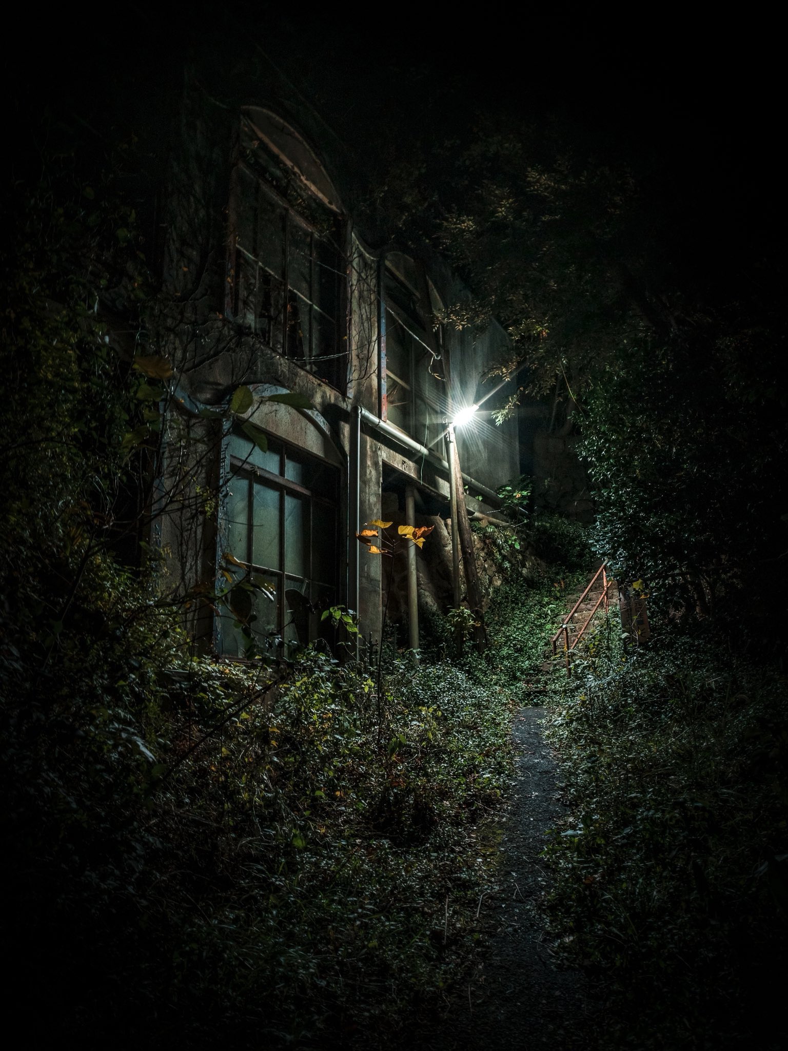 تويتر Toshibo 廃墟と写真 على تويتر 隣は廃墟だから実際かなり怪しい 上にはアパートなどがあり 住人たちはこの裏路地を使って生活している T Co Cxdv9emso8