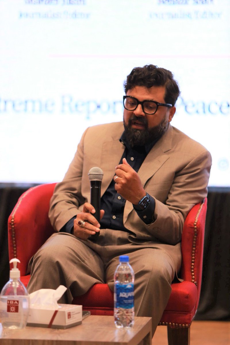 ٹی وی پر ایک صحافی تمام باتیں نہیں کر سکتا مگر یوٹیوب چینل پر وہ سب باتیں کہہ دیتا ہے۔ جس کی ایک وجہ یہ ہے کہ ٹی وی پر معلومات دینے کیلئے اسے تصدیق کے مرحلے سے گزرنا پڑتا ہے مگر یوٹیوب پر یہ قدغن نہیں: ذیشان حیدر، نیوز ایڈیٹر بی بی سی اردو۔

#AtCEJ #PeaceCon2022 #PeaceJournalism