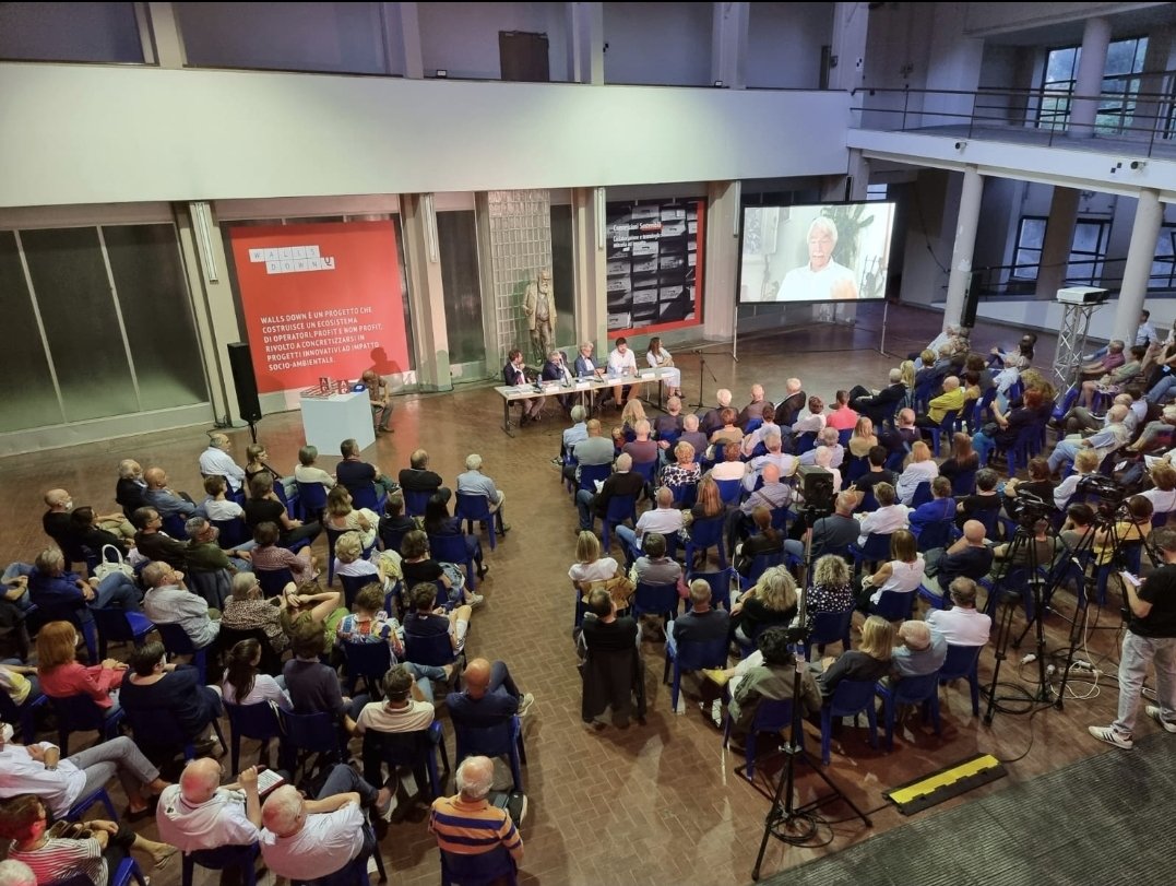 PaoloBricco's tweet photo. AO a casa. Intensa presentazione di "AO. Adriano Olivetti un italiano del Novecento" di @RizzoliLibri a Ivrea nel Salone dei Duemila, il luogo dove Adriano parlava agli olivettiani. Le parole della serata: ricerca storica, verità umana, documenti, critica, affetto, riconoscenza. https://t.co/QKbLDRuVuy