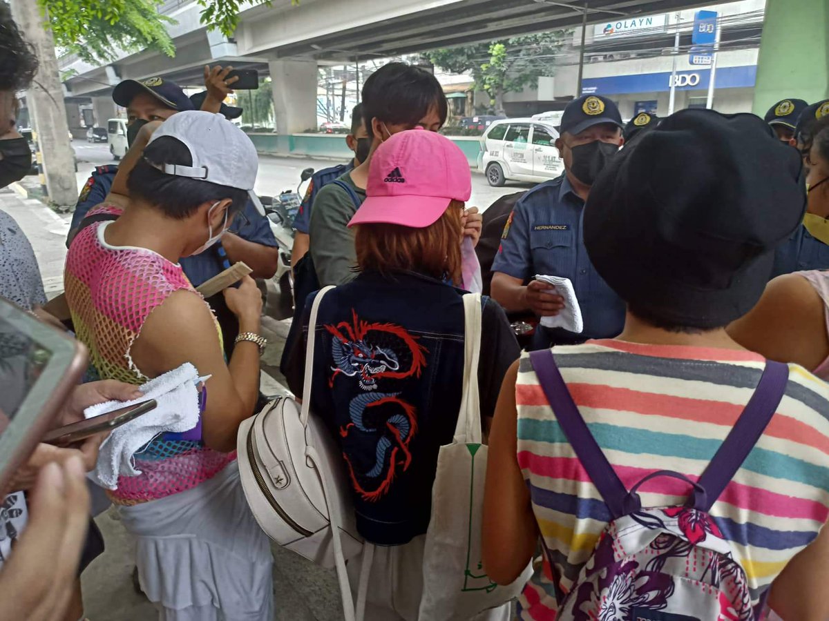 skithespi's tweet photo. hinarangan ng mga pulis ang pride march sa taft. bakit daw may hawak na pride flag e batay daw sa anti-terror law bawal toh. terrorism ba ang pagpapakita ng pride sa kasarian? 

hayaan nyong pumarada ang mga bading!! karapatan namin toh!

#SOGIEEqualityNow 
#JunkTerrorLaw https://t.co/8ZiqaUnXaa