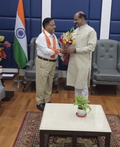 भारत की कोचिंग राजधानी कोटा से सांसद तथा लोकसभा के लोकप्रिय अध्यक्ष माननीय <a href="/ombirlakota/">Om Birla</a> जी से उनके निवास पर मुलाकात की और उनके संसदीय अनुभवों का लाभ लिया ।
<a href="/loksabhaspeaker/">Lok Sabha Speaker</a> <a href="/LokSabhaSectt/">LOK SABHA</a> <a href="/LokSabha_PRIDE/">PRIDE | LOK SABHA SECRETARIAT</a>